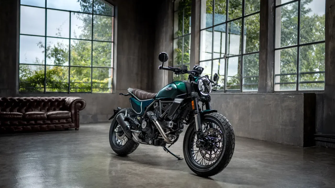 Ducati Scrambler Nightshift: Yeni Zümrüt Yeşili ile Tarzını Konuşturuyor