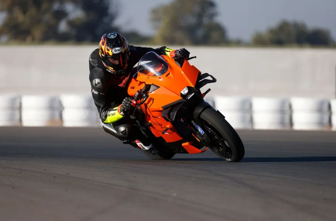 2026 KTM 990 RC R İncelemesi