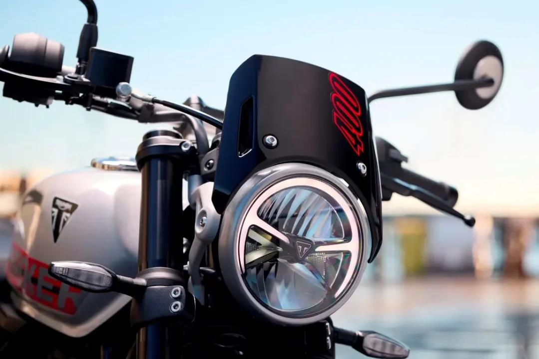 Triumph Tracker 400 İncelemesi: Düz Pist İlhamlı Tasarım, Güçlü 398 cc Performans