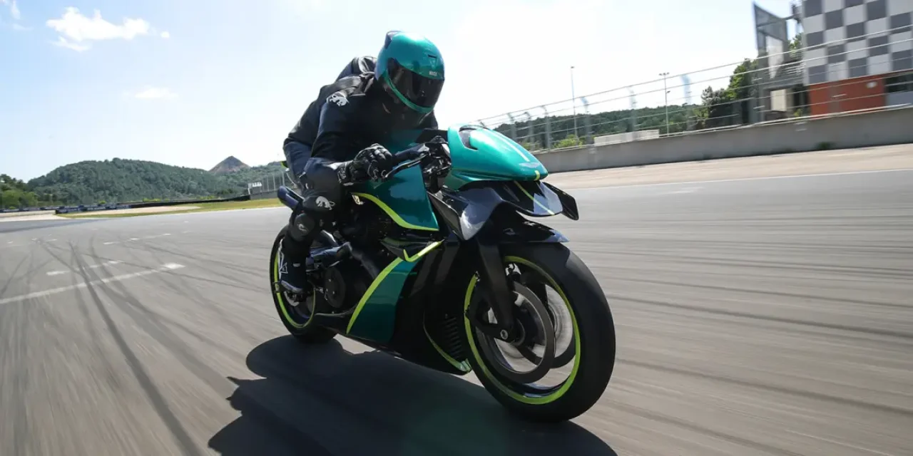 Aston Martin & Brough Superior AMB 001 Pro