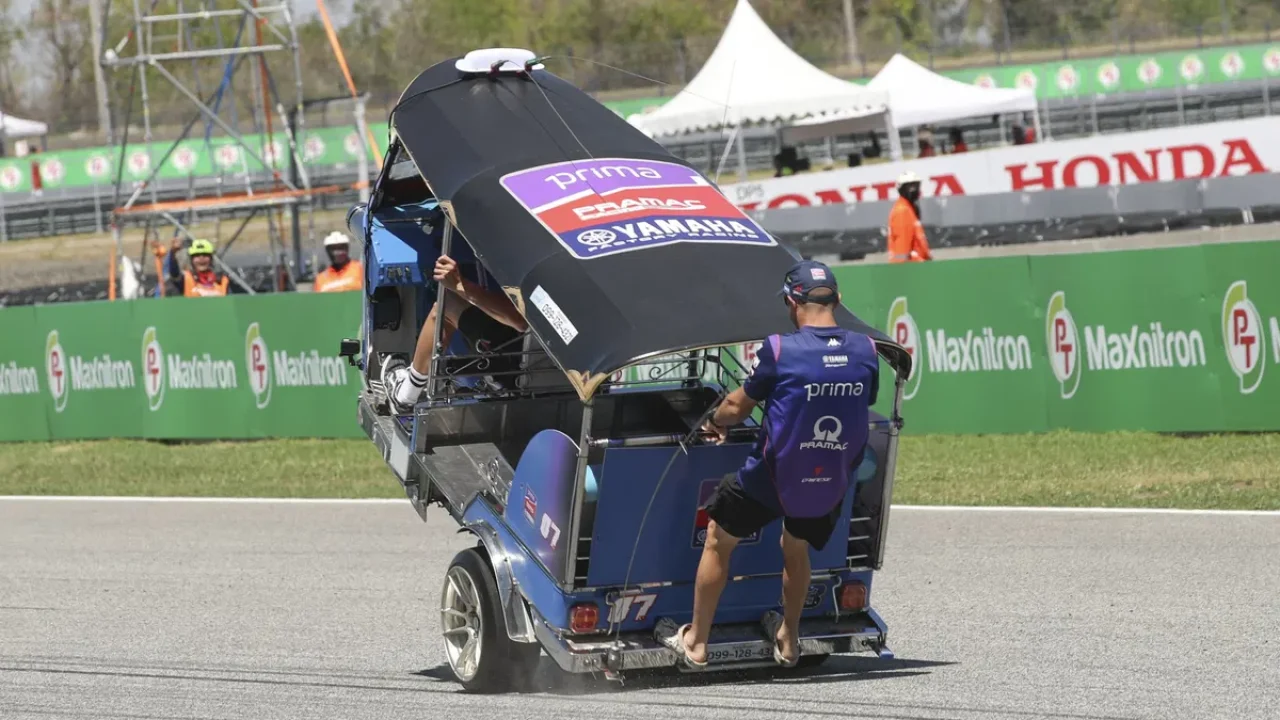 Toprak Razgatlıoğlu’ndan Tayland’da Sıra Dışı Gösteri: Tuk Tuk Yarışını Kazandı