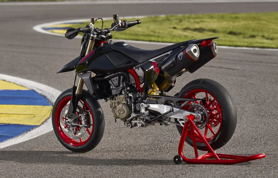 Yeni Ducati Hypermotard 698 Mono Nera İncelemesi: Siyah Tasarım, Tek Silindir Gücü ve Supermoto Çılgınlığı
