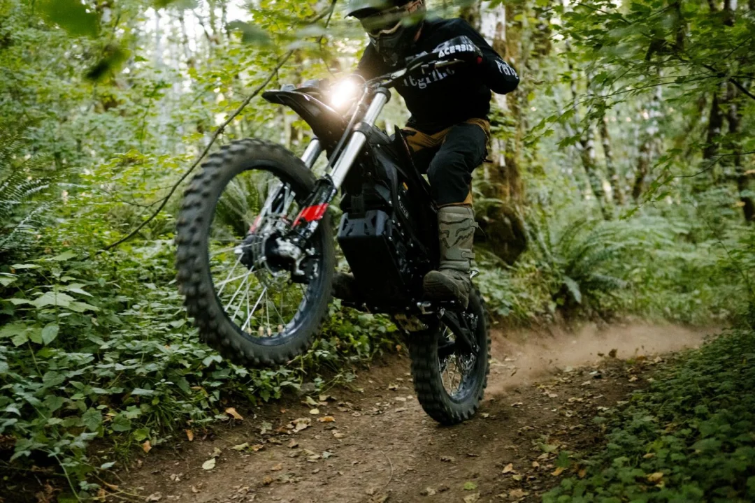 Zero Motorcycles XE ve XB Siyah Gövde Kiti: Elektrikli Arazi Motosikletlerine Yeni Görünüm