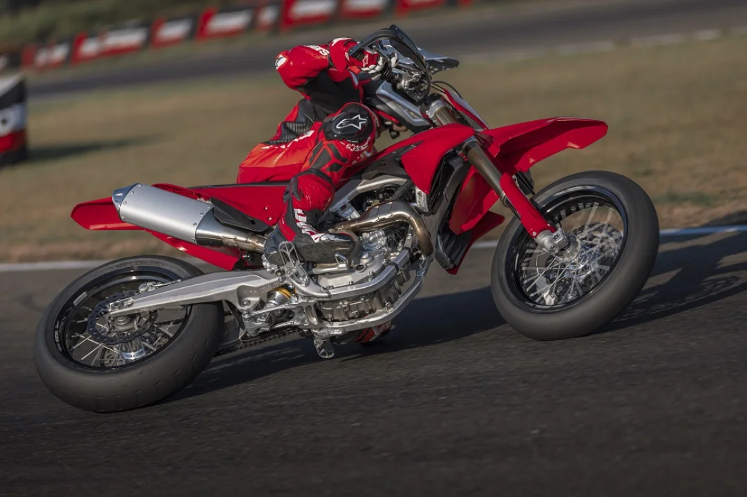 2027 Ducati Desmo450 SM İncelemesi