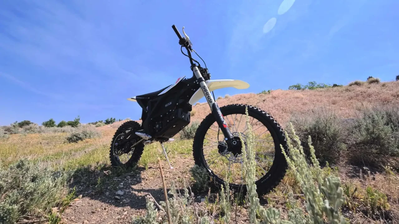 Elektrikli Arazi Motosikleti İncelemesi: Sessiz Sürüş ve Eğlence Bir Arada