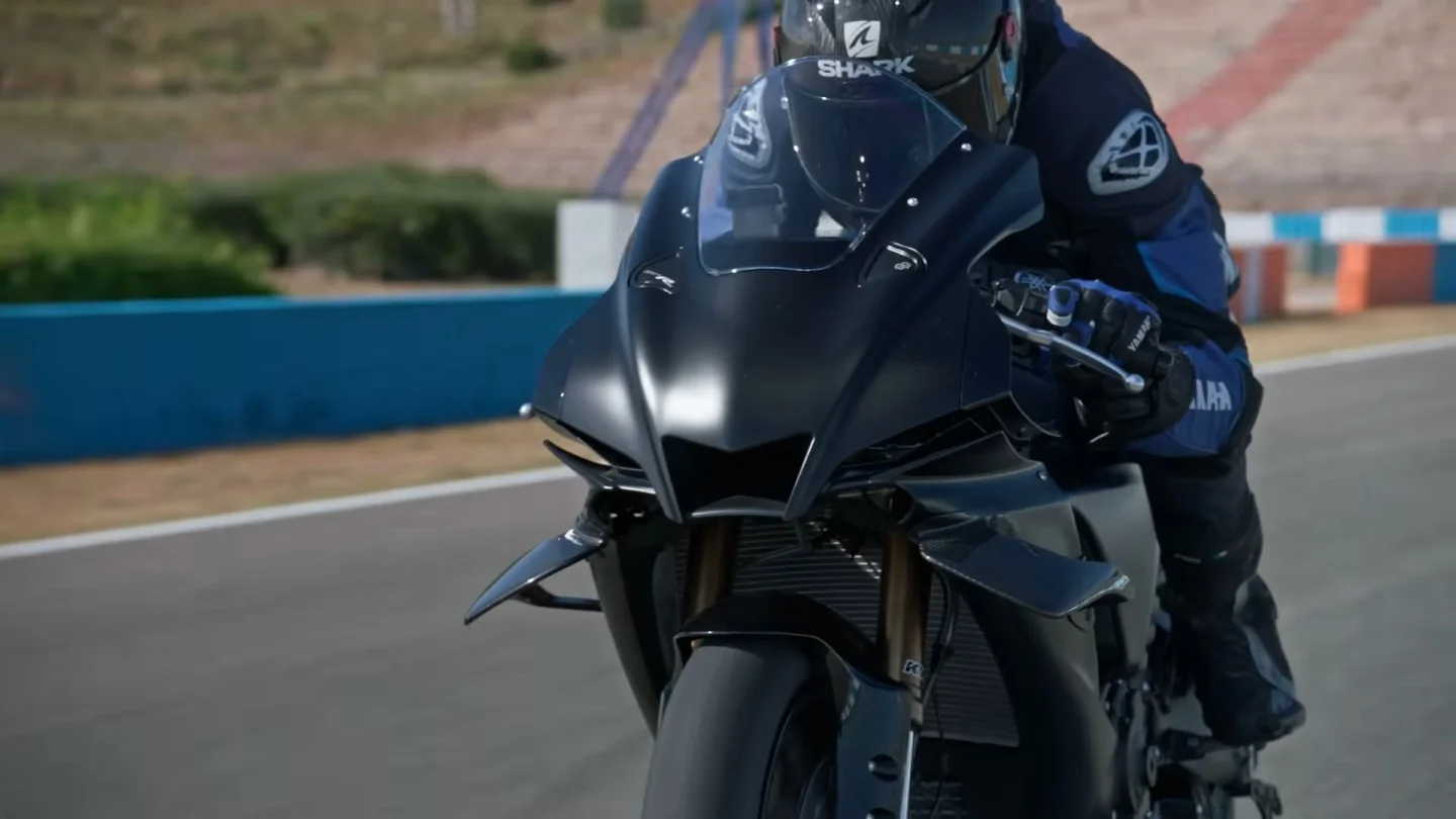 Yamaha R1 RACE 2025 İncelemesi